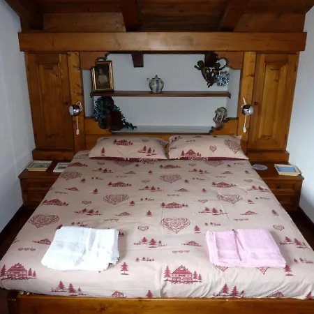 Mansarda In A Cortina Apartment